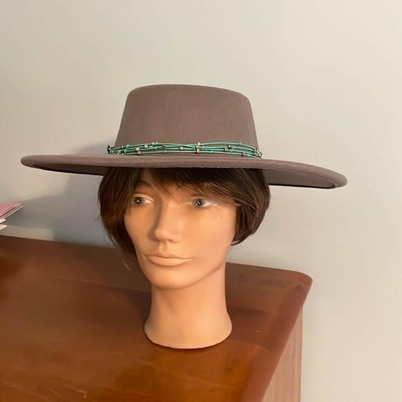 Grey felt hat with turquoise string and silver beads on band size 6 3/4” - Picture 1 of 3
